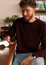 The man pays with a Visa card through the terminal